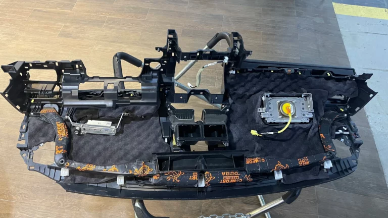 Шумоизоляция-торпедо-Toyota Camry 2017-4