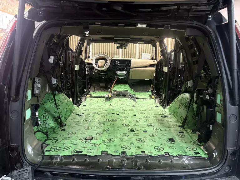 Пример шумоизоляции пола Cadillac Escalade-3