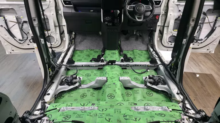 Шумоизоляции пола Toyota Roomy-3